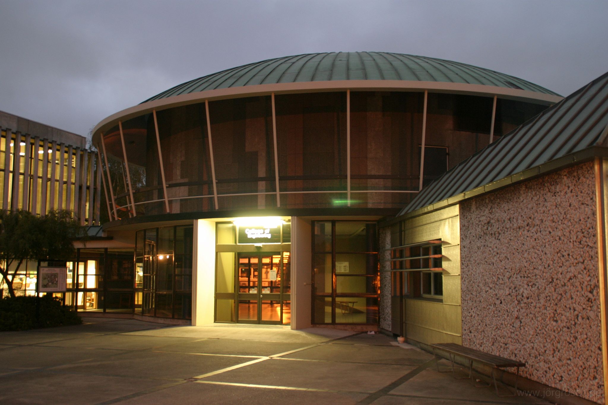 200603 unichch.jpg - Eingangshalle Elektrotechnik an der Universität Christchurch